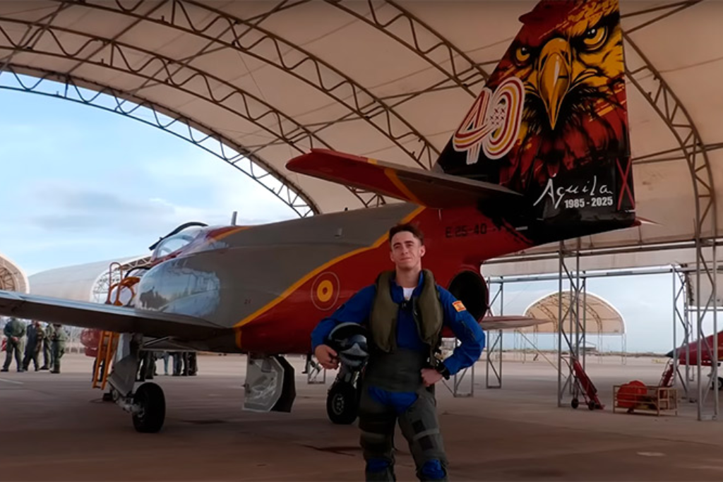 Pedro Acosta, nuevo piloto honorario de la Patrulla Águila y embajador de AIRE 25.