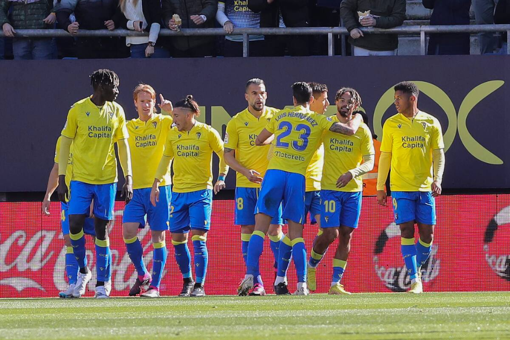 El Cádiz CF se despide del Nuevo Mirandilla en medio de protestas de la afición