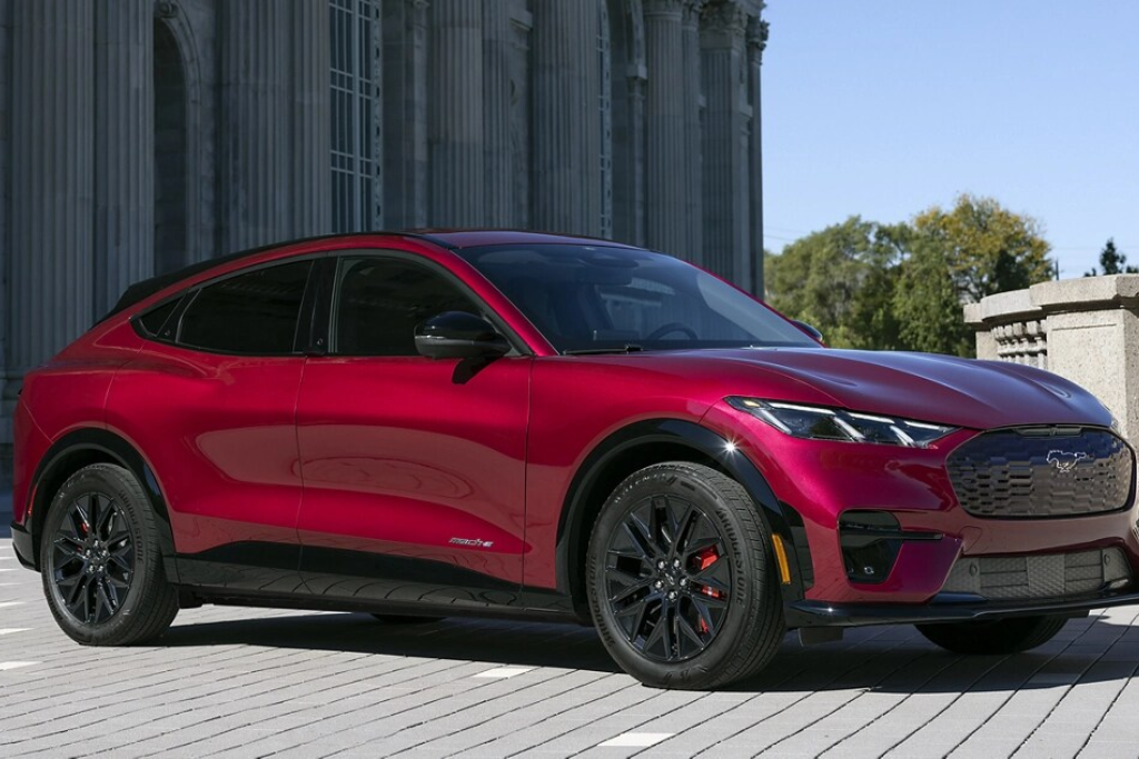 Ford Mustang Mach-E recibe una versión con mayor potencia y mejor autonomía